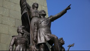 Roban 'espada' de estatua de Arturo Prat en monumento frente al Mercado Central