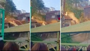'¡Se cayó la casa!': Video muestra derrumbe de vivienda cerca de un colegio en cerro de Valparaíso
