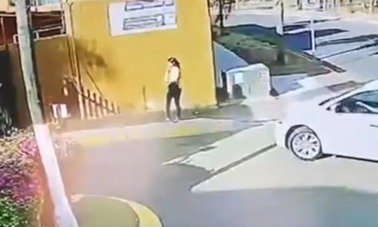 Imagen del momento previo al asesinato de la joven / Infobae