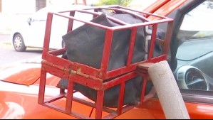 Autos encadenados y retrovisores 'enjaulados': Las insólitas medidas de conductores para evitar robos en Santiago