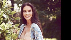 'Es una belleza intemporal': Catherine Zeta-Jones recibe halagos por el vestido rojo que lució en el Festival de Cannes