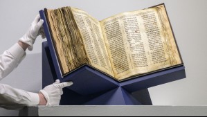 Una antigua Biblia hebrea se vende por USD 38,1 millones y supera record del Codex Leicester de Leonardo da Vinci