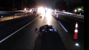 Fatal accidente en ruta Los Libertadores: Motorista muere atropellado por bus tras impactar con colchón en la vía