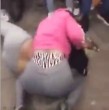 El anuncio de una pelea callejera entre dos mujeres se hizo viral en redes sociales, pues el evento convocó a 300 personas que vieron cómo se golpeaban por un hombre. La policía intervino a través de disparos.