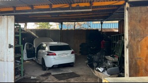 Descubren taller clandestino vinculado al robo de vehículos en La Pintana: Detienen al encargado