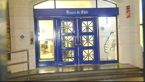 Carabineros sorprende a hombre saltando reja de un banco con dos computadores