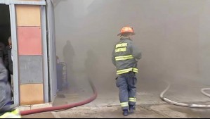 Gran incendio afecta a bodegas en Santiago
