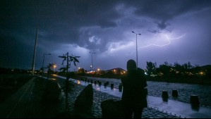 Meteorología emite alerta por tormentas eléctricas para tres regiones del país