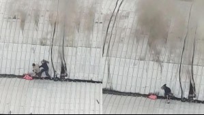 Video muestra inicio de incendio en cuartel de la PDI: Dos hombres estaban sobre el techo