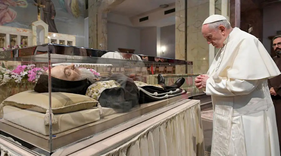En 2018, el Papa Francisco visitó el cuerpo parcialmente corrupto del santo Padre Pío (ACI Prensa)
