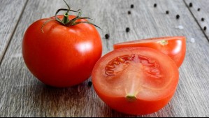 El mejor método para pelar un tomate según un chef: Sin cuchillo y no toma más de 10 segundos
