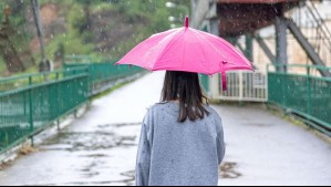 Le prestó su paraguas y decidió buscarla 7 años después mediante un insólito afiche que se hizo viral en Twitter