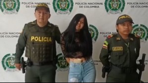 La detuvieron por robo y se sacó las fotos junto a la policía riendo y burlándose en Colombia