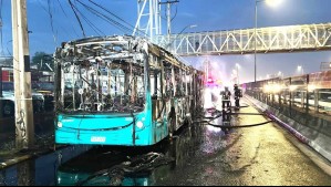 30 pasajeros fueron evacuados: Bus de Transantiago sufre falla y se incendia por completo en Américo Vespucio