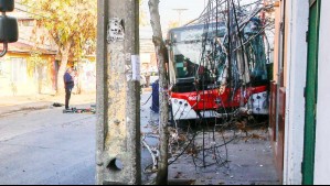 Muere mujer tras colisión de alto impacto entre auto y bus que luego impactó con una casa