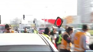 Conductor lanzó un cono de tránsito a fiscalizadores: Video muestra el ataque ocurrido en La Florida