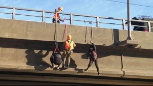 Vecinos de Peñalolén se cuelgan de paso sobre nivel en medio de manifestaciones