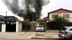 Incendio en una casa obliga a evacuar a alumnos de colegio en Quilpué