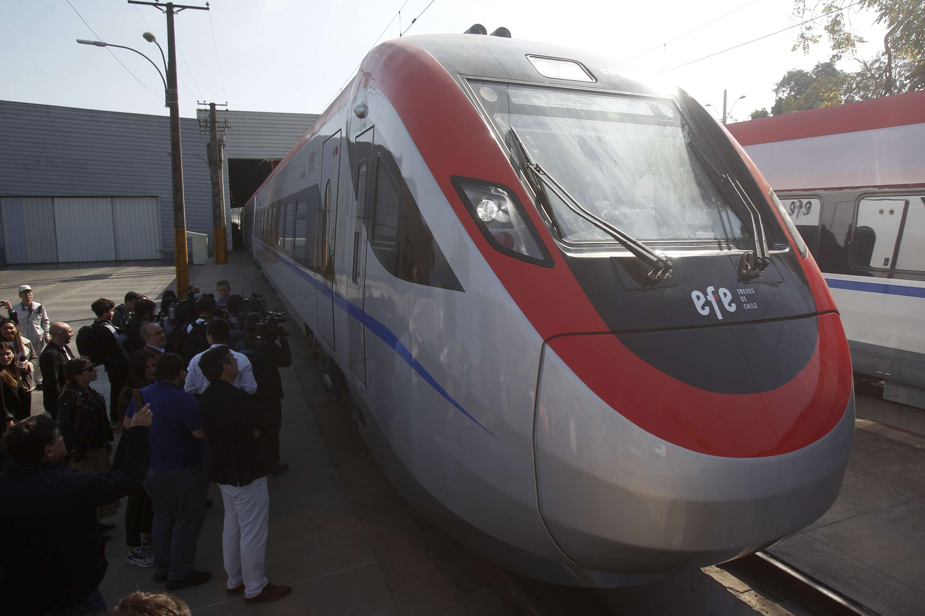 Foto de los trenes que renovarán el servicio Santiago-Chillán / Aton