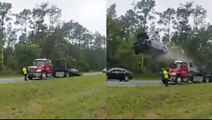 Video muestra a auto salir 'volando' tras impactante choque con rampa de camión en Estados Unidos