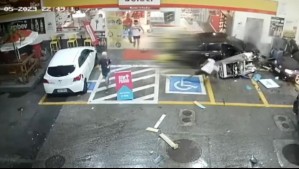 Video muestra momento en que auto choca a gran velocidad en una bencinera: Un joven resultó muerto