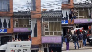 Video muestra rescate de perrito que quedó colgando de unos cables tras perseguir a un gato en Colombia