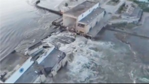 Ciudad ucraniana se inundó tras destrucción parcial de represa: Kiev acusa a Rusia de atacar el embalse