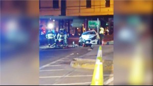 Dos fallecidos y dos heridos deja choque de un auto contra poste en el centro de Valparaíso