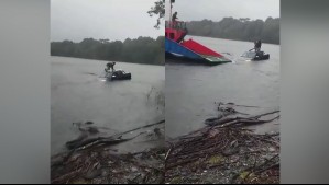 Video muestra rescate de conductor que quedó atrapado en su auto en el río Palena