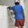 Tras terminar su relación, un hombre tomó la insólita decisión de derrumbar la casa que había construido en un terreno de sus suegros. El caso se conoció por un video de TikTok que se hizo viral por las reacciones que generó.