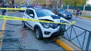 Vehículo chocó contra reja afuera de un colegio de Providencia: Conductor fue detenido