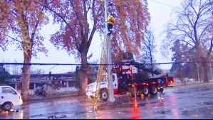 Cortan tránsito en Gran Avenida tras choque de bus de transporte público con un poste de luz