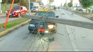 Poste de luz cae sobre un taxi tras accidente de tránsito en La Pintana