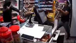 Video muestra a mujer intentando asaltar tienda con un cuchillo: Se terminó yendo porque le dio un ataque de ansiedad