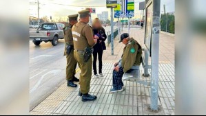 Lo abrigaron con el uniforme: Carabineros ayuda a adulto mayor de 91 años que estaba con frío y desorientado