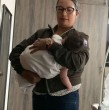 Conoce el caso de una joven mujer ecuatoriana que fue descubierta por las autoridades utilizando las redes sociales, específicamente Facebook, para intentar vender a su hija.