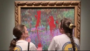 Activistas medioambientales arrojan pintura sobre vidrio que protege cuadro de Monet