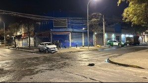 'Encerrona' frustrada en Providencia: Víctima escapa y delincuentes colisionan tras seguimiento controlado