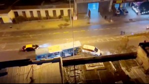 Video muestra a bus del sistema RED que embiste y arrastra a furgón en plena avenida Irarrázaval