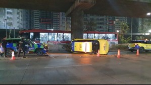 Vehículo municipal de Vitacura terminó volcado tras persecución: Delincuentes se fugaron en camioneta robada