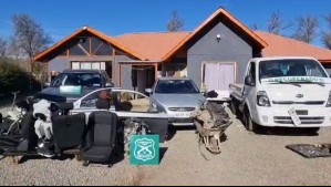 Detienen a dos sujetos por robo de vehículo en Santiago Centro: Ladrones tenían más autos en parcela de Pirque