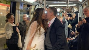 'Muchas felicidades a los novios': Pareja de recién casados decidió irse en Metro hasta su fiesta nupcial