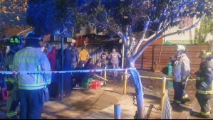 Tres fallecidos deja incendio en inmueble de San Bernardo: Un adolescente logra escapar de las llamas