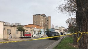 Persona fallece tras intentar saltar la reja de un inmueble en Santiago: Caso estaría asociado a un presunto secuestro