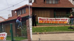 'Te vamos a romper todo, Mauro': Mujeres cuelgan pancarta afuera de la casa de hombre infiel