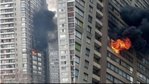 Incendio afecta a edificio de departamentos en Santiago Centro