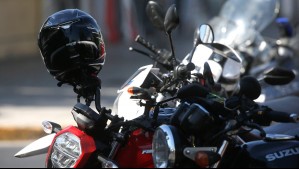 Motociclista muere al chocar contra poste en Las Condes: Cambió de pista quedando contra el sentido del tránsito