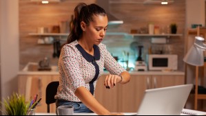 Estudio afirma que quienes se acuestan tarde tienen mayor mortalidad, pero no es por lo que crees