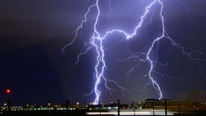 Podrías poner en riesgo tu vida: Esta es la razón por la que jamás deberías ducharte mientras hay una tormenta eléctrica