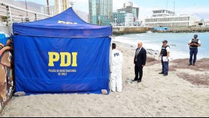 Tenía amarras en sus pies y cuello: Encuentran cadáver flotando en playa de Iquique